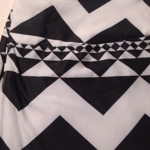 🌼 3 for $25 Black and White Aztec print leggings